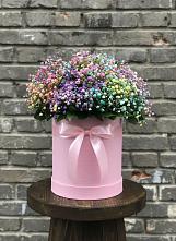 Цветочная композиция из Гипсофила и Розы в шляпной коробке в Высоком