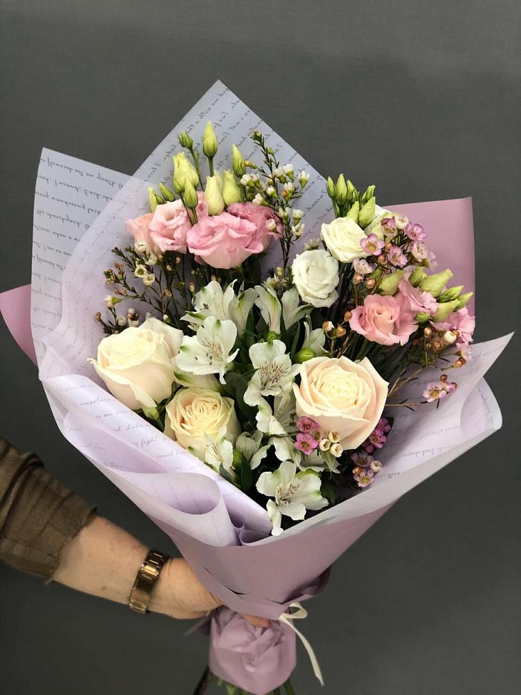 Букет цветов из: Альстромерии, Розы и Лизиантусы в Высоком