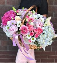 Цветочная композиция из Розы, Хризантемы, Пионы и Лизиантусы в корзине в Высоком