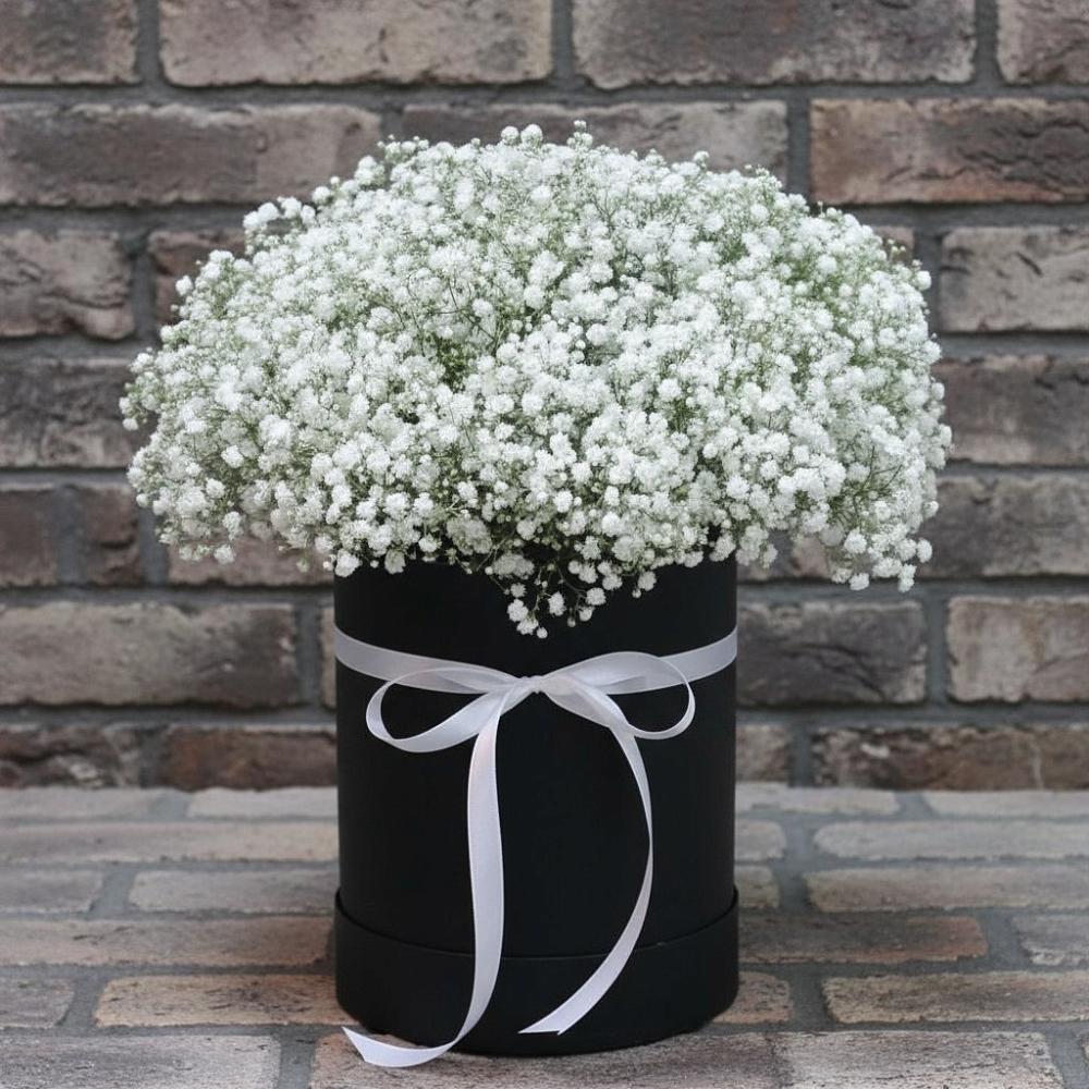 Цветочная композиция из Гипсофила в шляпной коробке в Высоком