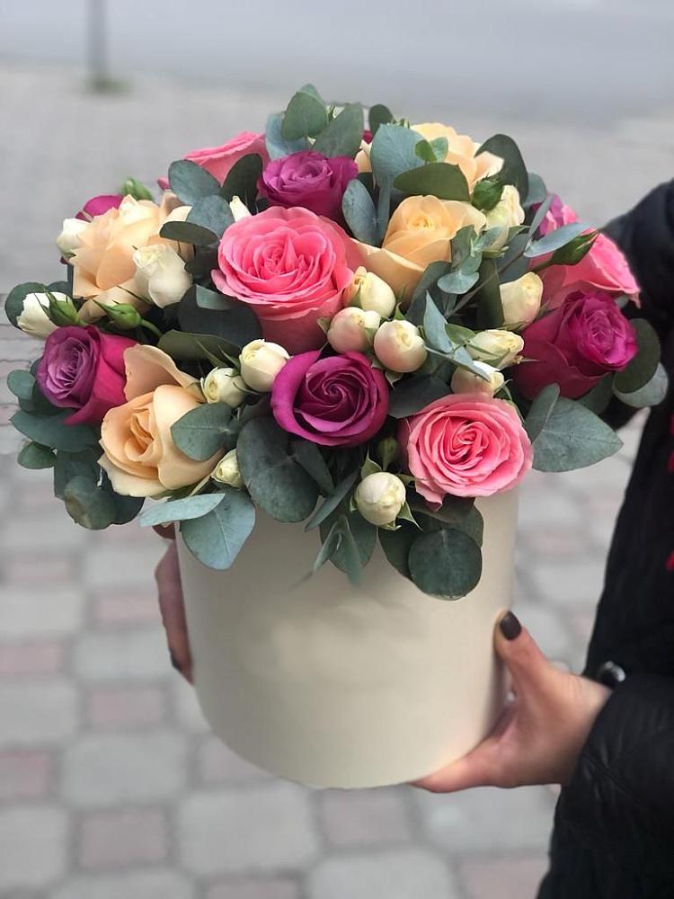 Цветочная композиция из Розы в шляпной коробке в Высоком