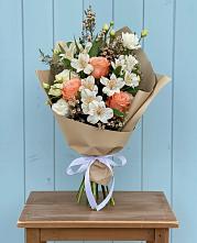 Букет цветов из:  Альстромерии, Лизиантусы, Розы и Хризантемы в Высоком