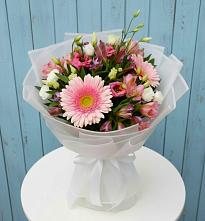 Букет цветов из:  Герберы, Альстромерии и Лизиантусы в Высоком
