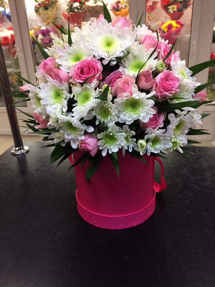 Цветочная композиция из Розы и Хризантемы в шляпной коробке в Высоком