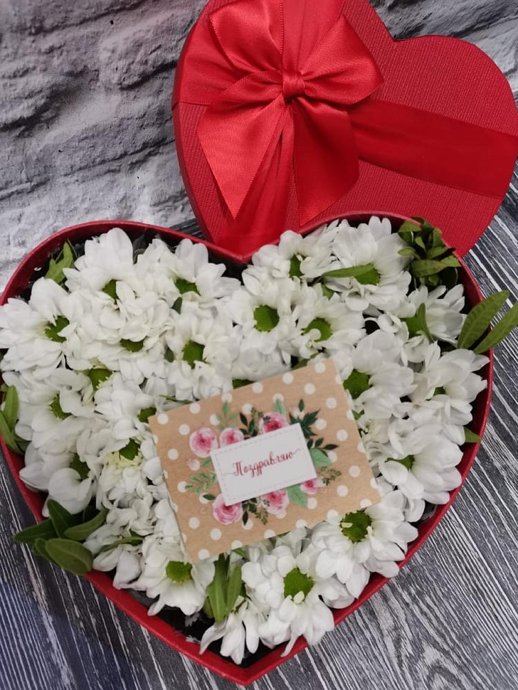 Цветочная композиция из Хризантемы в виде сердца в Высоком