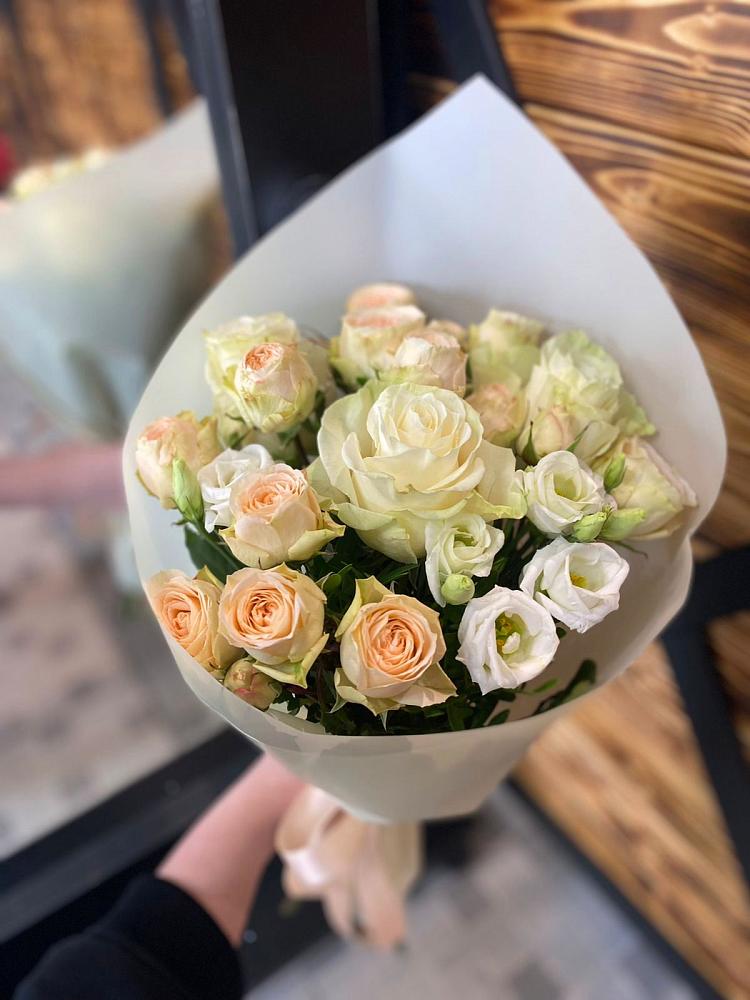 Букет цветов из: Розы и Лизиантусы в Высоком